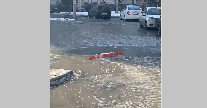 Во Фрунзенском районе Ярославля случился потоп из-за прорыва магистрального трубопровода