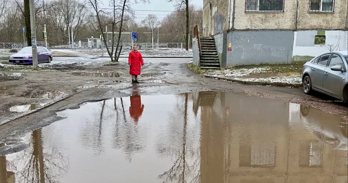Ярославцы просят заделать яму во дворе, похожую на озеро