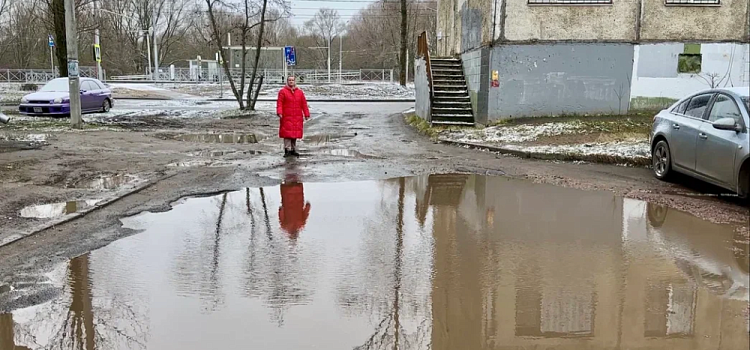 Ярославцы просят заделать яму во дворе, похожую на озеро