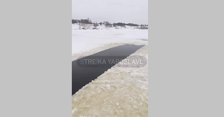 В Ярославской области властям пришлось сделать полынью, чтобы прекратить выход людей на лед
