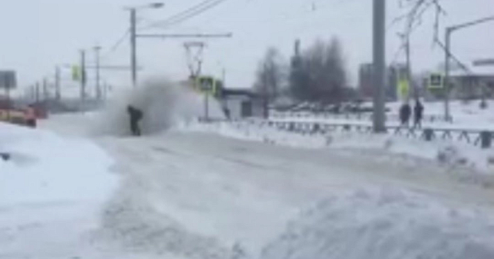 В Ярославле при зачистке трамвайных путей мужчину с головой завалило снегом_173512