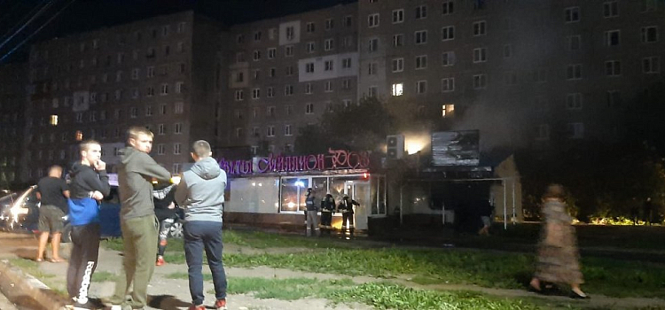 Ночью в Ярославле сгорели торговые ряды. Кадры 