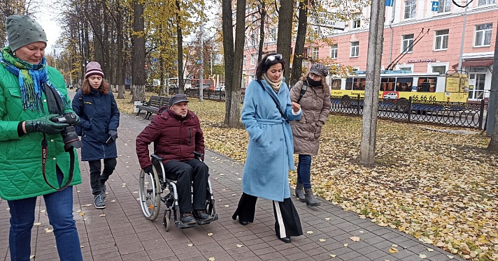 Министр туризма Ярославской области проехалась на инвалидной коляске по «Медвежьей тропе»_255031