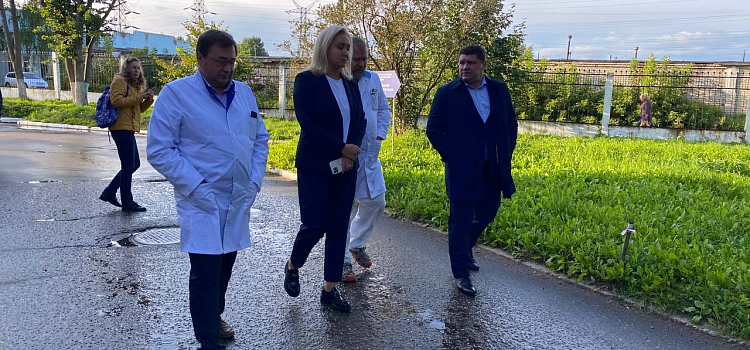 У Соловьевской больницы отремонтируют круг разворота для автомобилей скорой помощи_192355