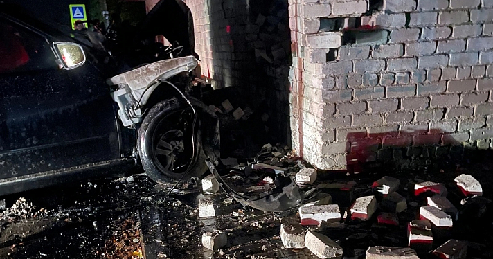 В Ярославской области водитель иномарки врезался в стену сельского клуба и погиб_253833