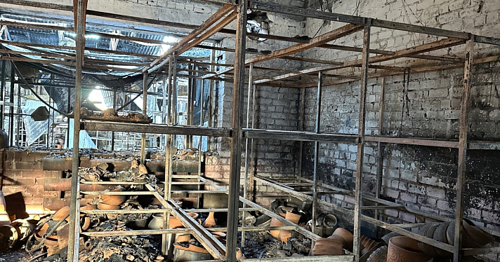 В Гаврилов-Яме началось восстановление сгоревшего гончарного производства_261991