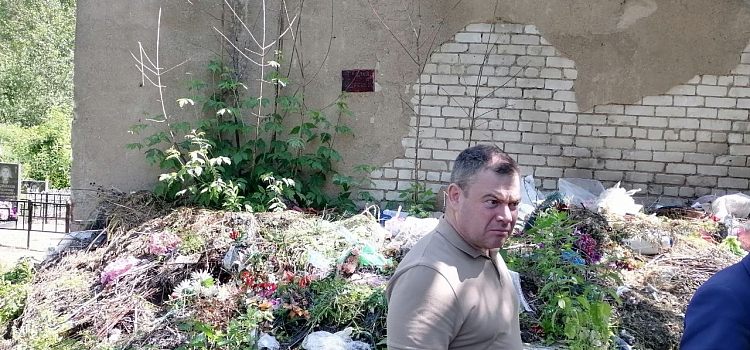 Глава Ростова Великого резко высказался о горожанах, устроивших свалку на кладбищах_245329