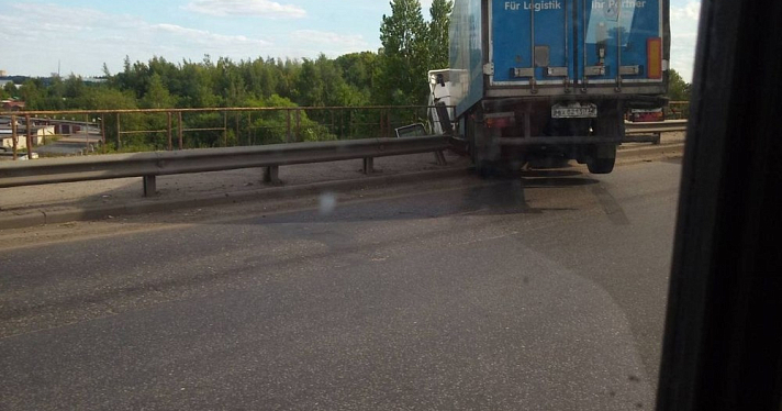 В Ярославле грузовик чуть не упал с Суринского путепровода_216980