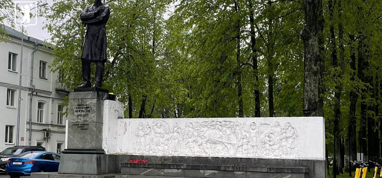 Пивной ларёк у памятника Некрасову демонтировали после жалоб ярославцев