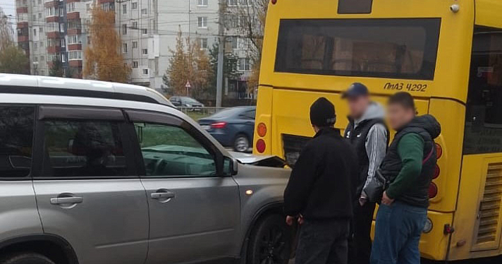 Взыскать с ярославца множество долгов помогло ДТП с участием жёлтого автобуса