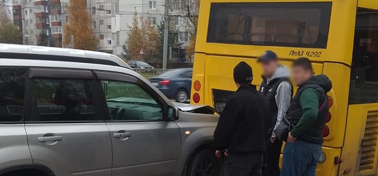 Взыскать с ярославца множество долгов помогло ДТП с участием жёлтого автобуса