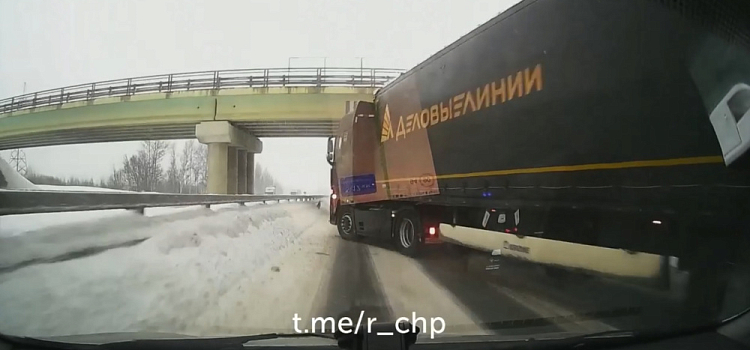 Пострадала девочка-подросток: в Сети появилось видео момента ДТП на М-8