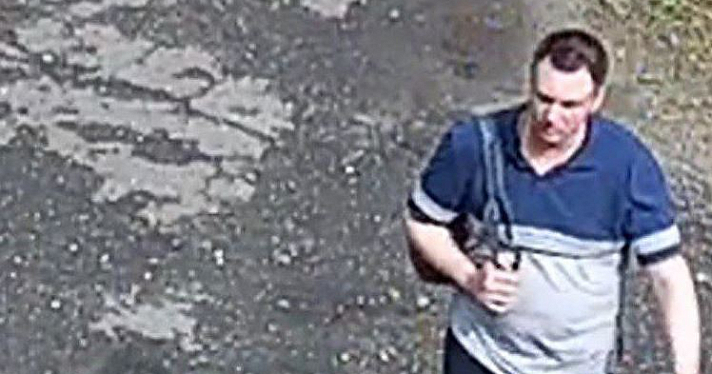На голове — пятно без волос: в Ярославле ищут мужчину, подозреваемого в растлении малолетних