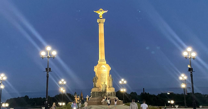 На ярославской Стрелке подсветили стелу