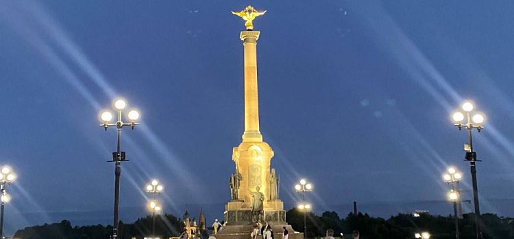 На ярославской Стрелке подсветили стелу