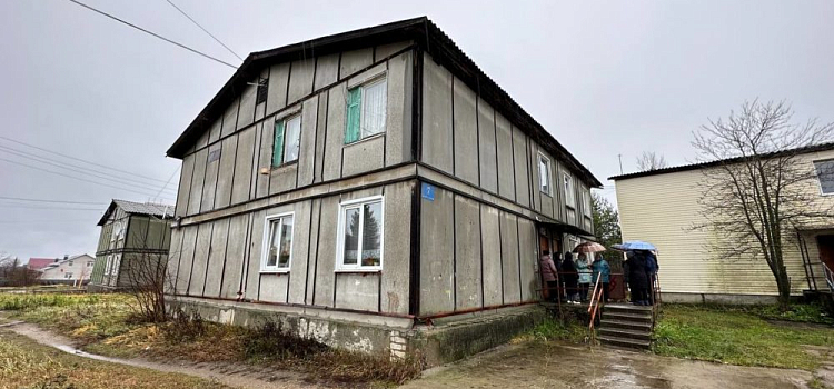 В доме под Рыбинском люди затыкают одеждой щели в стенах