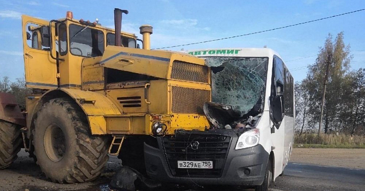 Под Ярославлем трактор столкнулся с рейсовым автобусом: видео