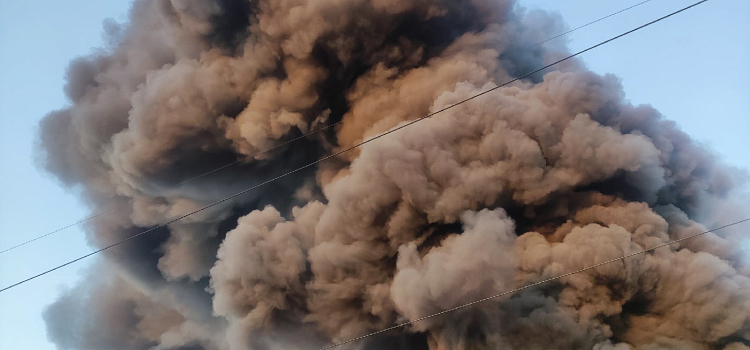 В Угличе потушили пожар на складе завода полимеров_218972