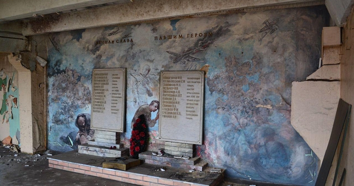 На месте снесенного ЯЗТА появилась мемориальная доска с именами погибших в войну заводчан_163730
