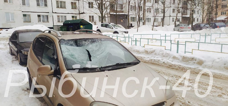 В Рыбинске на легковушку упала ледяная глыба