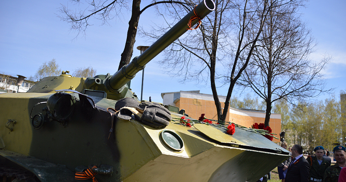 Боевую машину десанта установили на улице Угличской_30678