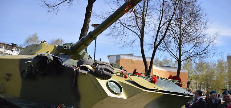 Боевую машину десанта установили на улице Угличской_30678