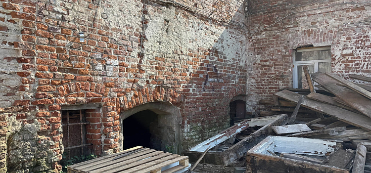 Руины реконструкции: в центре Ярославля памятник XVIII века лишился стен_251816
