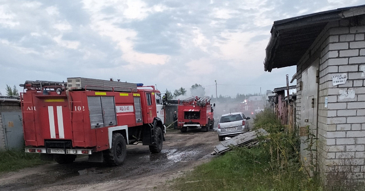 Жителей Дзержинского района Ярославля напугал столб дыма над гаражами