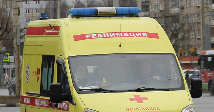 Есть пострадавший: в Ярославской области опрокинулась легковушка