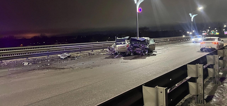 Обе машины всмятку: в ночной аварии на Октябрьском мосту пострадал водитель_290059