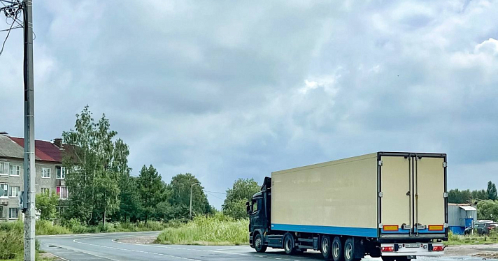 Из-за сбоя навигации большегрузы съезжают с маршрута и оказываются на отремонтированных дорогах Ярославля