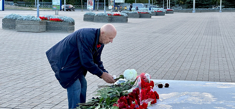 Весь хоккейный мир помнит: в Ярославле проходят мероприятия Дня памяти «Локомотива»_250998