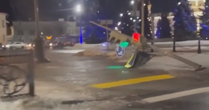 В центре Ярославля на тротуар упал светофор