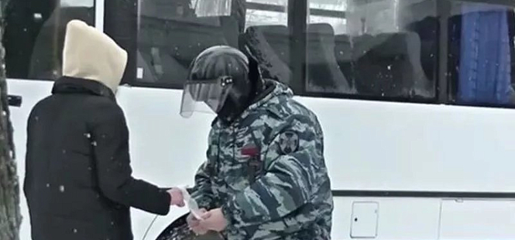 На несанкционированном митинге в Ярославле сотрудник Росгвардии помог девушке, которая поранила руку
