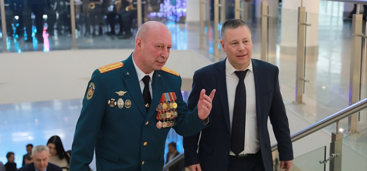 Михаил Евраев вручил награды спасателям региона