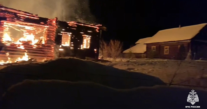 Тушили восемь часов: в Ярославской области при пожаре пострадал мужчина