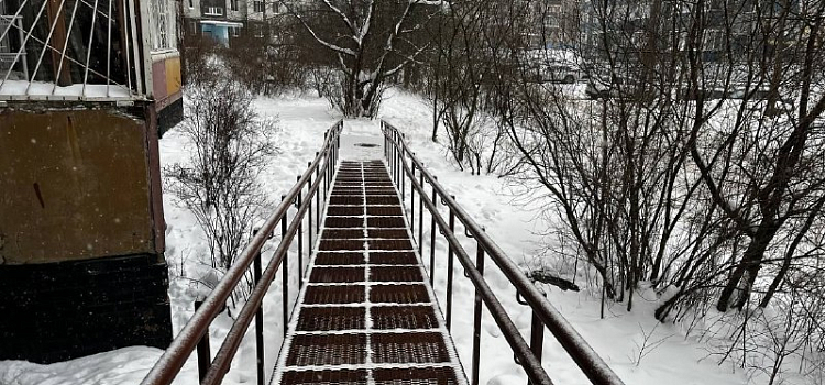 «Много лет сидела у окна, не выходя»: в Ярославле установили пандус для жительницы на инвалидной коляске_310009