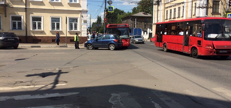В центре Ярославля столкнулись иномарка и рейсовый автобус