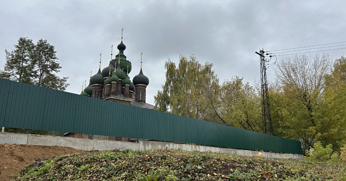 В Ярославле вокруг храма Иоанна Предтечи появился строительный забор