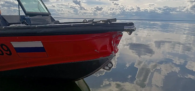 На Рыбинском водохранилище столкнулись два судна_321371