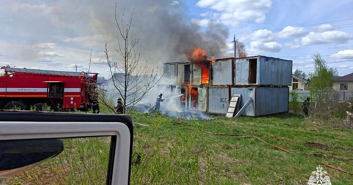 В деревне под Ярославлем неизвестные подожгли стальные бытовки