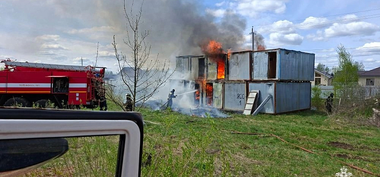 В деревне под Ярославлем неизвестные подожгли стальные бытовки
