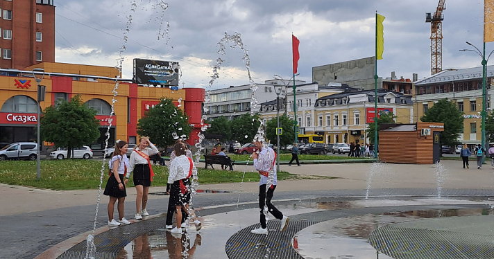 Ярославцы остались без туалета, фонтана и освещения на площади Юности