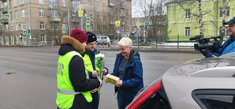 В центре Ярославля дам с 8 марта поздравлял известный российский актёр_293388