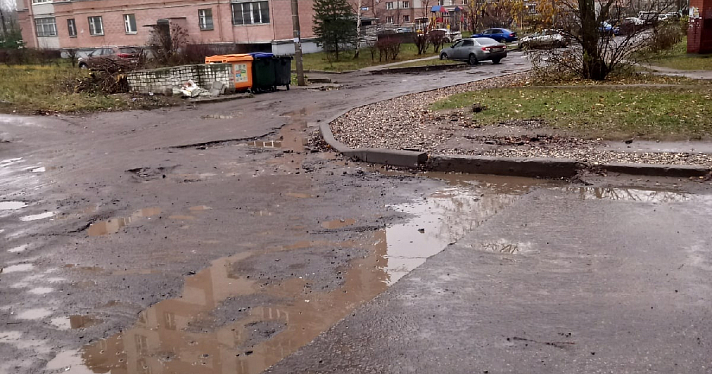 В Дзержинском районе дорожники сняли асфальт у детской поликлиники и уже месяц не делают ремонт_225643