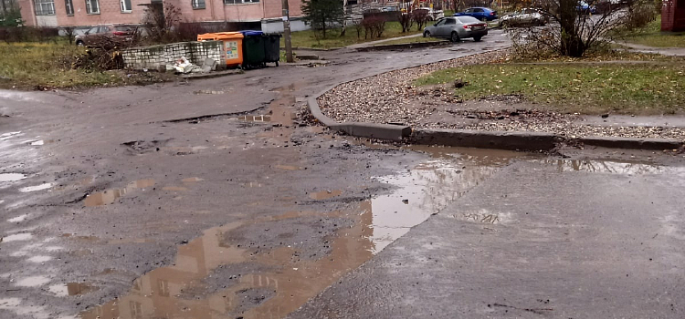 В Дзержинском районе дорожники сняли асфальт у детской поликлиники и уже месяц не делают ремонт_225643