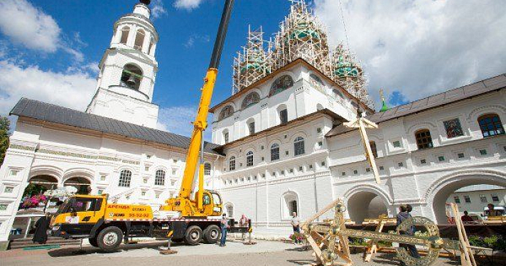 На купола Введенского собора Толгского монастыря установили отреставрированные кресты