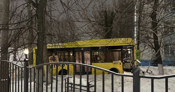 В Ярославле автобус снёс забор около вуза