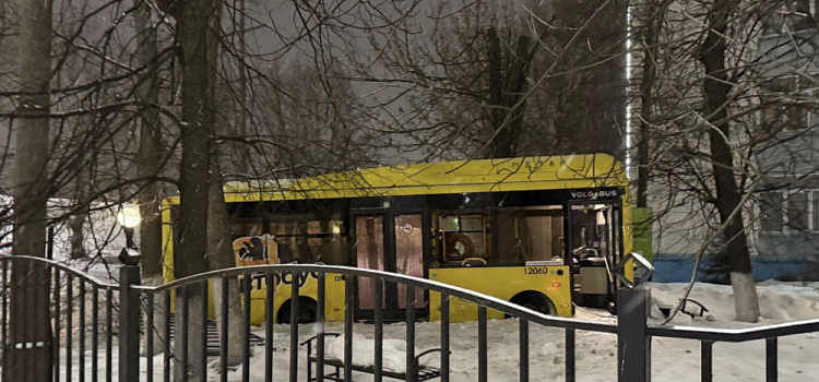 В Ярославле автобус снёс забор около вуза