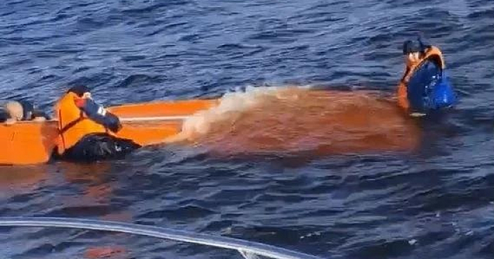 На Рыбинском водохранилище перевернулась лодка с тремя рыбаками